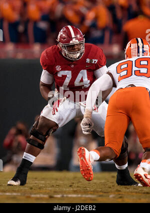 Tampa, FL, Stati Uniti d'America. Il 9 gennaio, 2017. Alabama lineman (74) camma Robinson scende in posizione di bloccaggio durante l'Alabama Crimson Tide vs la Clemson Tigers gioco su Lunedi, 9 gennaio 2017 nel collegio di calcio del campionato nazionale di gioco a Tampa, FL. Clemson sconfitto Alabama 35-31. (Obbligatorio Credito: Juan Lainez/MarinMedia.org/Cal Sport Media) (completare il fotografo e il credito richiesto) Credito: csm/Alamy Live News Foto Stock