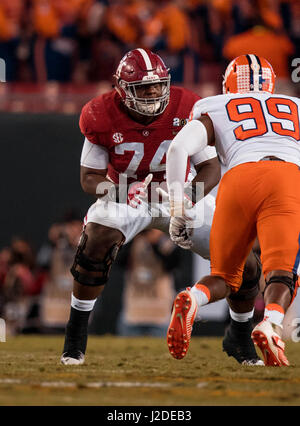 Tampa, FL, Stati Uniti d'America. Il 9 gennaio, 2017. Alabama lineman (74) camma Robinson scende in posizione di bloccaggio durante l'Alabama Crimson Tide vs la Clemson Tigers gioco su Lunedi, 9 gennaio 2017 nel collegio di calcio del campionato nazionale di gioco a Tampa, FL. Clemson sconfitto Alabama 35-31. (Obbligatorio Credito: Juan Lainez/MarinMedia.org/Cal Sport Media) (completare il fotografo e il credito richiesto) Credito: csm/Alamy Live News Foto Stock