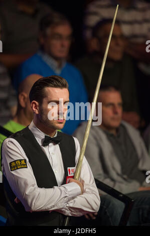 Sheffield. 27 apr, 2017. Mark Selby di Inghilterra si affaccia su durante la prima sessione della semifinale contro Ding Junhui della Cina durante il World Snooker Championship 2017 al Crucible Theatre di Sheffield, Gran Bretagna il 27 aprile 2017. Credito: Jon fibbia/Xinhua/Alamy Live News Foto Stock