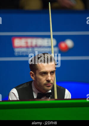 Sheffield. 27 apr, 2017. Mark Selby di Inghilterra si affaccia su durante la prima sessione della semifinale contro Ding Junhui della Cina durante il World Snooker Championship 2017 al Crucible Theatre di Sheffield, Gran Bretagna il 27 aprile 2017. Credito: Jon fibbia/Xinhua/Alamy Live News Foto Stock