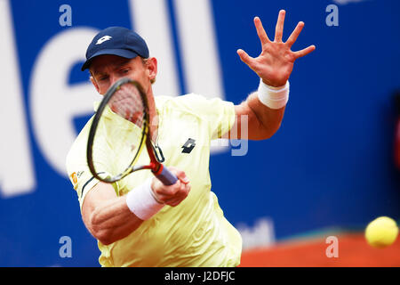 Barcellona, Spagna. 27 apr, 2017. Sud Africa Kevin Anderson restituisce la sfera durante l'ATP 2017 Barcellona Open Round di 16 match contro la Spagna di Rafael Nadal a Barcellona, Spagna, 27 aprile 2017. Anderson ha perso 0-2. Credito: Pau Barrena/Xinhua/Alamy Live News Foto Stock