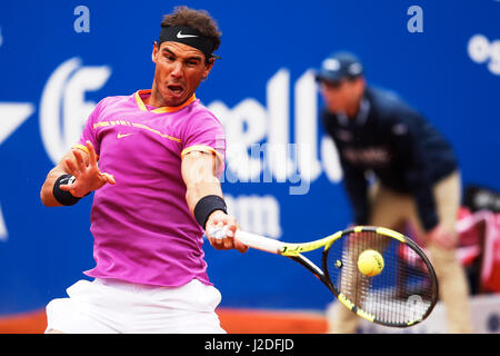 Barcellona, Spagna. 27 apr, 2017. La Spagna di Rafael Nadal restituisce la sfera durante l'ATP 2017 Barcellona Open Round di 16 match contro il Sud Africa Kevin Anderson a Barcellona, Spagna, 27 aprile 2017. Nadal ha vinto 2-0. Credito: Pau Barrena/Xinhua/Alamy Live News Foto Stock