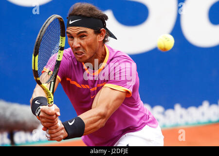 Barcellona, Spagna. 27 apr, 2017. La Spagna di Rafael Nadal restituisce la sfera durante l'ATP 2017 Barcellona Open Round di 16 match contro il Sud Africa Kevin Anderson a Barcellona, Spagna, 27 aprile 2017. Nadal ha vinto 2-0. Credito: Pau Barrena/Xinhua/Alamy Live News Foto Stock