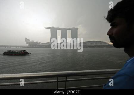 Singapore. 27 apr, 2017. Un turista sulla bumboat sails presso il Marina Bay a Singapore il 27 aprile 2017. Credito: Quindi Chih Wey/Xinhua/Alamy Live News Foto Stock