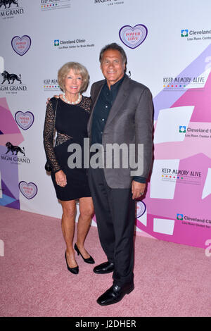 Las Vegas, Nevada, USA. 27 apr, 2017. Ex Oakland Raiders' quarterback Jim Plunkett assiste il mantenere viva la memoria della ventunesima Annual potenza dell amore di Gala del 27 aprile 2017 presso la MGM Grand Arena di Las Vegas, Nevada Credit: Marcel Thomas/ZUMA filo/Alamy Live News Foto Stock