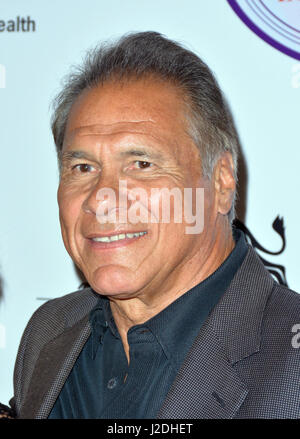 Las Vegas, Nevada, USA. 27 apr, 2017. Ex Oakland Raiders' quarterback Jim Plunkett assiste il mantenere viva la memoria della ventunesima Annual potenza dell amore di Gala del 27 aprile 2017 presso la MGM Grand Arena di Las Vegas, Nevada Credit: Marcel Thomas/ZUMA filo/Alamy Live News Foto Stock