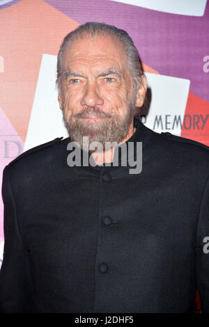 Las Vegas, Nevada, USA. 27 apr, 2017. Presidente e Amministratore Delegato di John Paul Mitchell Systems John Paul DeJoria assiste il mantenere viva la memoria della ventunesima Annual potenza dell amore di Gala del 27 aprile 2017 presso la MGM Grand Arena di Las Vegas, Nevada Credit: Marcel Thomas/ZUMA filo/Alamy Live News Foto Stock