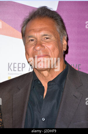 Las Vegas, Nevada, USA. 27 apr, 2017. Ex Oakland Raiders' quarterback Jim Plunkett assiste il mantenere viva la memoria della ventunesima Annual potenza dell amore di Gala del 27 aprile 2017 presso la MGM Grand Arena di Las Vegas, Nevada Credit: Marcel Thomas/ZUMA filo/Alamy Live News Foto Stock