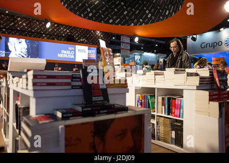 Buenos Aires, Argentina. 27 apr, 2017. Un uomo legge un libro alla xliii Buenos Aires Fiera Internazionale del Libro di Buenos Aires, Argentina, 27 aprile 2017. La fiera del libro potrebbe durare per un periodo di tre settimane. Credito: Martin Zabala/Xinhua/Alamy Live News Foto Stock