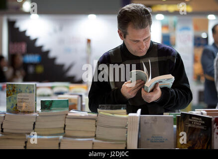 Buenos Aires, Argentina. 27 apr, 2017. Un uomo legge un libro alla xliii Buenos Aires Fiera Internazionale del Libro di Buenos Aires, Argentina, 27 aprile 2017. La fiera del libro potrebbe durare per un periodo di tre settimane. Credito: Martin Zabala/Xinhua/Alamy Live News Foto Stock