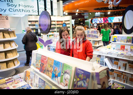 Buenos Aires, Argentina. 27 apr, 2017. La gente visita la xliii Buenos Aires Fiera Internazionale del Libro di Buenos Aires, Argentina, 27 aprile 2017. La fiera del libro potrebbe durare per un periodo di tre settimane. Credito: Martin Zabala/Xinhua/Alamy Live News Foto Stock