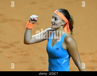 Stuttgart, Germania. 27 apr, 2017. Tennis francese player Kristina Mladenovic durante il singolare femminile match contro il tedesco giocatore di tennis Angelika Kerber nella Porsche Arena di Stoccarda, Germania, 27 aprile 2017. Foto: Bernd Weissbrod/dpa/Alamy Live News Foto Stock