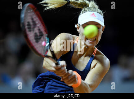 Stuttgart, Germania. 27 apr, 2017. Il tedesco giocatore di tennis Angelique Kerber durante il singolare femminile match contro il francese giocatore di tennis Kristina Mladenovic nella Porsche Arena di Stoccarda, Germania, 27 aprile 2017. Foto: Bernd Weissbrod/dpa/Alamy Live News Foto Stock