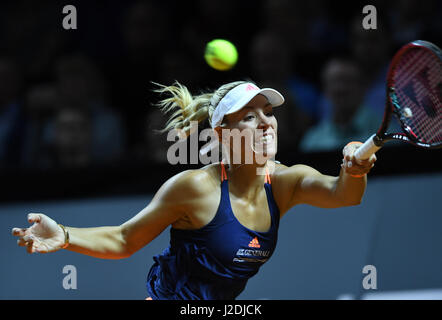 Stuttgart, Germania. 27 apr, 2017. Il tedesco giocatore di tennis Angelique Kerber durante il singolare femminile match contro il francese giocatore di tennis Kristina Mladenovic nella Porsche Arena di Stoccarda, Germania, 27 aprile 2017. Foto: Bernd Weissbrod/dpa/Alamy Live News Foto Stock