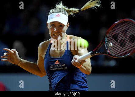 Stuttgart, Germania. 27 apr, 2017. Il tedesco giocatore di tennis Angelique Kerber durante il singolare femminile match contro il francese giocatore di tennis Kristina Mladenovic nella Porsche Arena di Stoccarda, Germania, 27 aprile 2017. Foto: Bernd Weissbrod/dpa/Alamy Live News Foto Stock