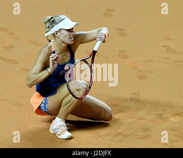 Stuttgart, Germania. 27 apr, 2017. Il tedesco giocatore di tennis Angelique Kerber durante il singolare femminile match contro il francese giocatore di tennis Kristina Mladenovic nella Porsche Arena di Stoccarda, Germania, 27 aprile 2017. Foto: Bernd Weissbrod/dpa/Alamy Live News Foto Stock