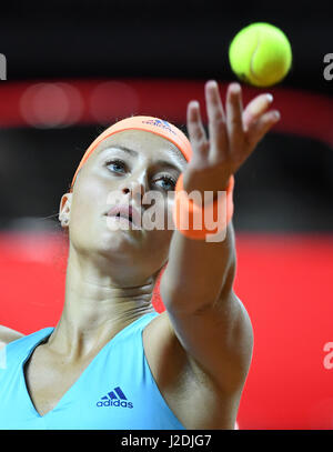 Stuttgart, Germania. 27 apr, 2017. Tennis francese player Kristina Mladenovic durante il singolare femminile match contro il tedesco giocatore di tennis Angelique Kerber in Porsche Arena di Stoccarda, Germania, 27 aprile 2017. Foto: Bernd Weissbrod/dpa/Alamy Live News Foto Stock