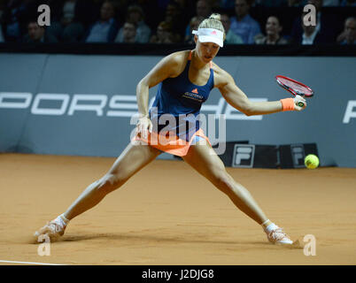 Stuttgart, Germania. 27 apr, 2017. Il tedesco giocatore di tennis Angelique Kerber durante il singolare femminile match contro il francese giocatore di tennis Kristina Mladenovic nella Porsche Arena di Stoccarda, Germania, 27 aprile 2017. Foto: Bernd Weissbrod/dpa/Alamy Live News Foto Stock