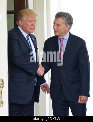 Washington, USA. 27 apr, 2017. Il Presidente degli Stati Uniti, Trump dice addio al Presidente Mauricio Macri di Argentina presso la Casa Bianca di Washington, DC il giovedì, 27 aprile 2017. Credito: Ron Sachs/CNP - nessun filo SERVICE - foto: Ron Sachs/consolidato/dpa/Alamy Live News Foto Stock