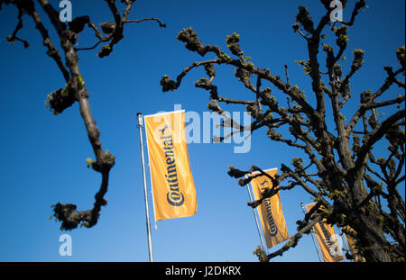 Hannover, Germania. 28 apr, 2017. Continental AG bandiere presso la sede di assemblea generale nel centro congressi di Hannover a Hannover, Germania, 28 aprile 2017. Foto: Julian Stratenschulte/dpa/Alamy Live News Foto Stock