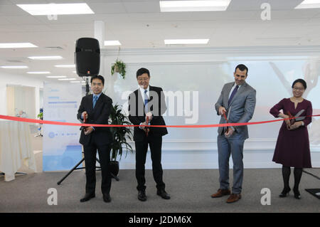 (170428) -- SAN FRANCISCO, 28 aprile 2017 (Xinhua) -- Zachary Hu (2 L), senior vice president e chief technology officer del gruppo Midea, Wang Dongyan (1L), vice presidente e general manager del Gruppo Midea, San Jose sindaco Sam Licardo (seconda R) e cinese il Console Generale a San Francisco Wang Hongxia tagliato il nastro per l'apertura di Midea Emerging Technology Center di San Jose, California, Stati Uniti, il 27 aprile 2017. Midea gruppo, un Cinese apparecchio elettrico produttore, lanciato giovedì un centro di tecnologia nella Silicon Valley degli Stati Uniti come parte di uno sforzo per girare Foto Stock