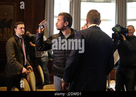 Londra, Regno Unito. 28 apr, 2017. Dimostranti presso l'UKIP conferenza stampa. Credito: Dinendra Haria/Alamy Live News Foto Stock