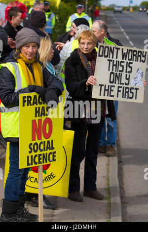 Poco Plumpton, Lancashire, Blackpool, Regno Unito . 28 Aprile, 2017. Il Fracking Fylde. Forte la presenza della polizia a Preston New Road fracking stradale protesta . I dimostranti si riuniscono per mostrare il proprio sostegno per le comunità lotta fracking in Lancashire. Oltre una cinquantina di persone sono attese al sito in posa con striscioni di supporto energia verde e la campagna per un milione di posti di lavoro del clima. La Cuadrilla nel sito della Fylde è stato colpito da quotidiane proteste poiché il lavoro iniziato nel mese di gennaio, e residenti hanno promesso di continuare a protestare Credito: MediaWorldImages/Alamy Live News Foto Stock