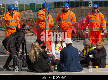 Poco Plumpton, Lancashire, Blackpool, Regno Unito . 28 Aprile, 2017. Il Fracking Fylde. Forte la presenza della polizia a Preston New Road fracking stradale protesta . I dimostranti si riuniscono per mostrare il proprio sostegno per le comunità lotta fracking in Lancashire. Oltre una cinquantina di persone sono attese al sito in posa con striscioni di supporto energia verde e la campagna per un milione di posti di lavoro del clima. La Cuadrilla nel sito della Fylde è stato colpito da quotidiane proteste poiché il lavoro iniziato nel mese di gennaio, e residenti hanno promesso di continuare a protestare Credito: MediaWorldImages/Alamy Live News Foto Stock