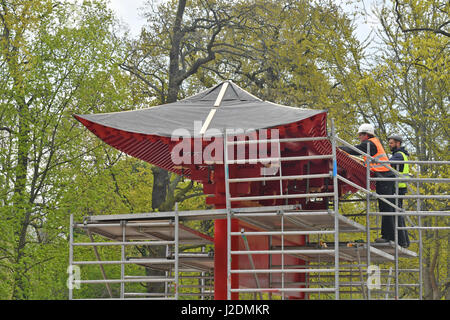 Berlino, Germania. 28 apr, 2017. Ponteggio intorno a una pagoda edificio di stile in un involucro di panda attualmente in costruzione in uno zoo di Berlino in Germania, 28 aprile 2017. Due panda cinesi si sposterà al contenitore nella seconda metà del 2017. Un contratto di concordare i dettagli del viaggio è stato firmato. Foto: Paolo Zinken/dpa/Alamy Live News Foto Stock