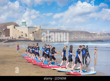 Surf. Surfers e scuola di surf sulla spiaggia di Las Canteras a Las Palmas di Gran Canaria Isole Canarie Spagna Foto Stock