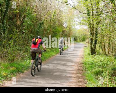 Ilfracombe, Devon, Regno Unito. Il 28 aprile 2017. I ciclisti fuori nelle vicinanze del Ilfracombe su un luminoso Nuvoloso Giorno. Credito: Dan Tucker/Alamy Live News Foto Stock