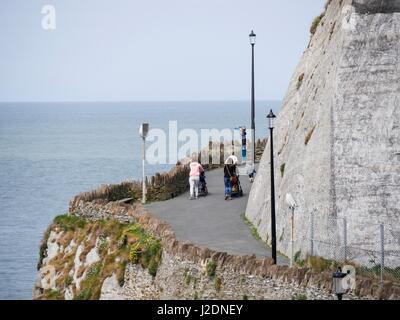 Ilfracombe, Devon, Regno Unito. Il 28 aprile 2017. Le giovani famiglie godendo il mare su un luminoso Nuvoloso Giorno. Credito: Dan Tucker/Alamy Live News Foto Stock