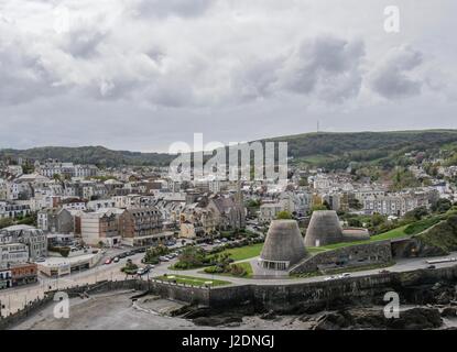 Ilfracombe, Devon, Regno Unito. Il 28 aprile 2017. Ilfracombe su un luminoso Nuvoloso Giorno. Credito: Dan Tucker/Alamy Live News Foto Stock