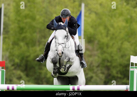 Lummen, Belgio. 28 apr, 2017. fei Nations Cup, longines spring classic lummen 2017 csio5, Bert prouve del Belgio credito: leo cavallo/alamy live news Foto Stock