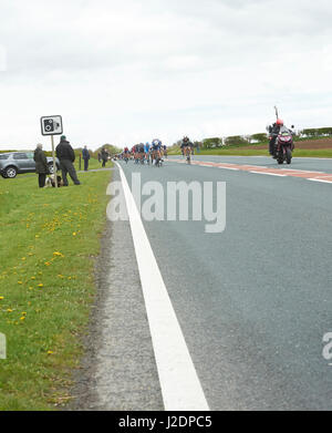 Driffield, Regno Unito. 28 apr, 2017. Il Tour di Yorkshire 2017 uno stadio di Bridlington a Scarborough il primo giorno della manifestazione, il peloton sul Driffield bypass. Foto Stock