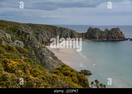 Treen, Cornwall, Regno Unito. Il 28 aprile 2017. Regno Unito Meteo. Un pomeriggio caldo su Pednvounder e Porthcurno spiagge, precedendo la banca weekend di vacanza. Credito: cwallpix/Alamy Live News Foto Stock