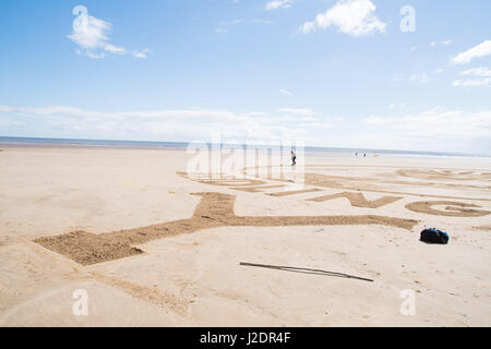 Artisti terminare la loro arte di sabbia sul Lungomare di Bridlington Beach Foto Stock