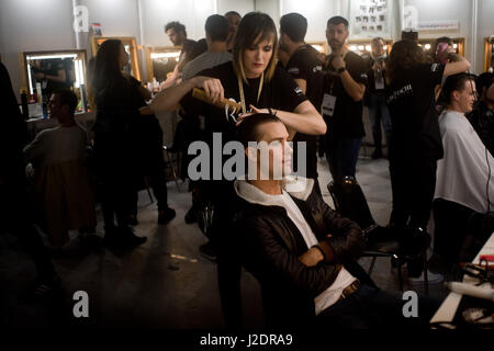 Barcellona, in Catalogna, Spagna. 28 apr, 2017. I modelli sono preparati al backstage durante il Barcelona Bridal Fashion Week 2017. Credito: Jordi Boixareu/ZUMA filo/Alamy Live News Foto Stock