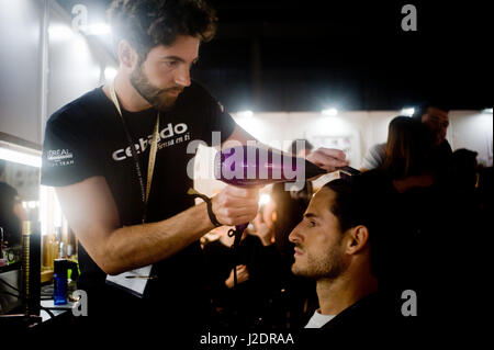 Barcellona, in Catalogna, Spagna. 28 apr, 2017. Un modello è preparata al backstage durante il Barcelona Bridal Fashion Week 2017. Credito: Jordi Boixareu/ZUMA filo/Alamy Live News Foto Stock