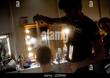 Barcellona, in Catalogna, Spagna. 28 apr, 2017. Un modello è preparata al backstage durante il Barcelona Bridal Fashion Week 2017. Credito: Jordi Boixareu/ZUMA filo/Alamy Live News Foto Stock