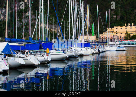 Yacht Marina a Riva del Garda in Italia. Lago di Garda, il più grande lago italiano,Nord Italia Foto Stock