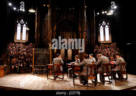 Il cast di eseguire in Alan Bennett di gioco "Quaranta anni sull' all'Chichetser Festival Theatre in Chichetser, West Sussex, Regno Unito martedì 25, 2017. Photog Foto Stock