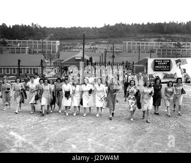 La tutti femmina bianco e forza lavoro modifiche turni al Y-12 arricchimento uranio facility Agosto 11, 1945 in Oak Ridge, Tennessee. Oak Ridge è stato il sito del Clinton Engineer opera dove il Progetto Manhattan per fare una bomba atomica era fondata durante la seconda guerra mondiale. La struttura invocata di lavoratori di sesso femminile come la maggior parte degli uomini sono state servendo in campo militare durante la guerra. Foto Stock