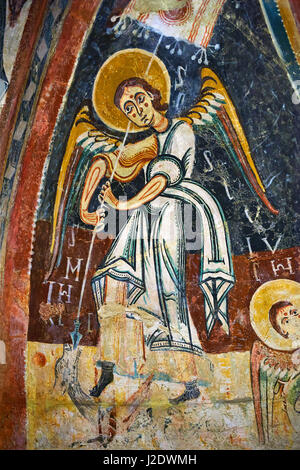 Affreschi romanici raffiguranti San Michele Arcangelo che uccide il drago dalla chiesa di Sant Miguel d'Engolasters, Les Escaldes, Andorra.. Dipinto circa Foto Stock
