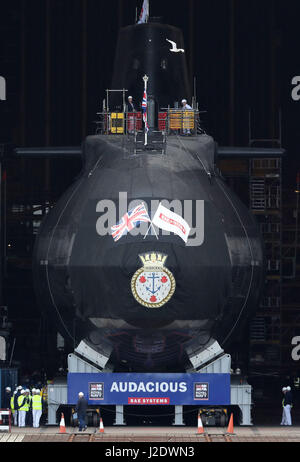 HMS Audacious è portato fuori della nave coperta complesso edilizio a BAE Systems, Burrow-in-Furness. Foto Stock