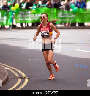 Tish Jones, che rappresentano la Gran Bretagna, competere nel 2017 Maratona di Londra. Lei è andato a finire 18th, in un tempo di 02:33:56 Foto Stock