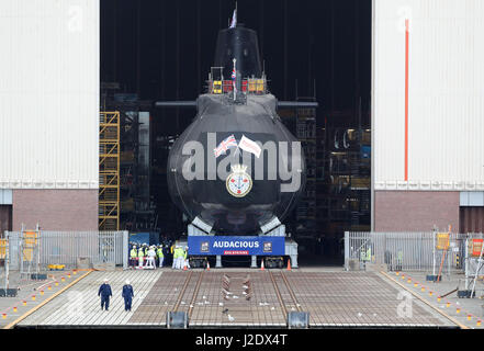 HMS Audacious è portato fuori della nave coperta complesso edilizio a BAE Systems, Burrow-in-Furness. Foto Stock