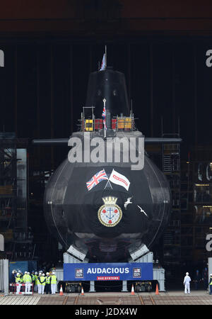 HMS Audacious è portato fuori della nave coperta complesso edilizio a BAE Systems, Burrow-in-Furness. Foto Stock