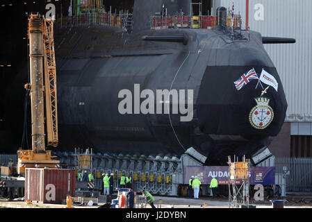 HMS Audacious è portato fuori della nave coperta complesso edilizio a BAE Systems, Burrow-in-Furness. Foto Stock