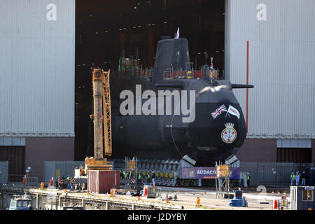 HMS Audacious è portato fuori della nave coperta complesso edilizio a BAE Systems, Burrow-in-Furness. Foto Stock